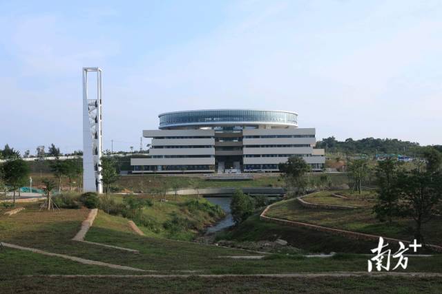 广东工业大学揭阳校区图书馆。