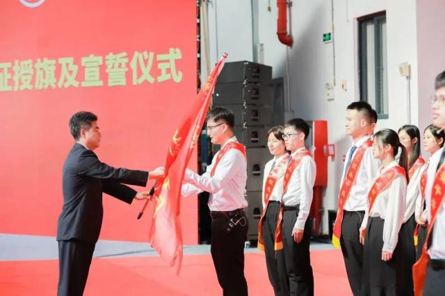 广工党委书记胡钦太为毕业生代表授旗。