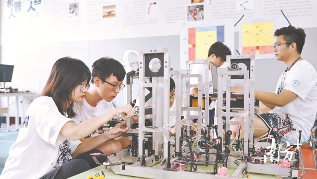 广东工业大学粤港机器人学院多专业融合培养人才。