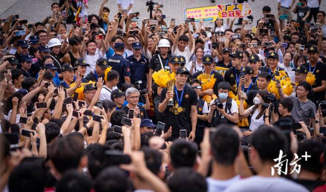 6月19日，广东工业大学的许多学生自发来到了学校门口迎接全国总冠军。