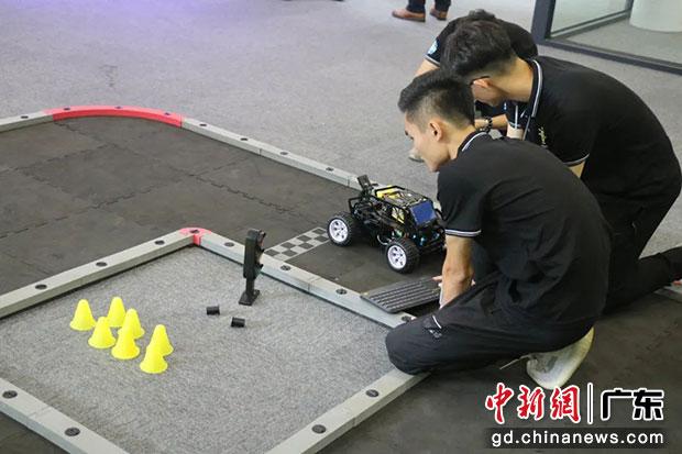 广东工业大学学生团队开展无人车模拟测试。广东工业大学供图
