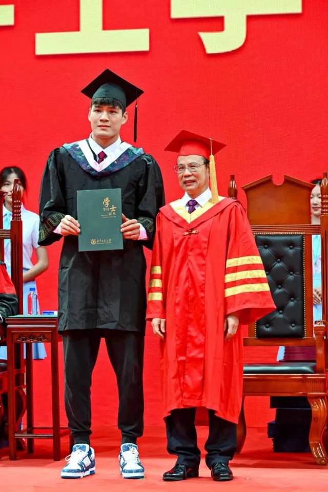 广工高水平男子篮球队队员陈国豪毕业。