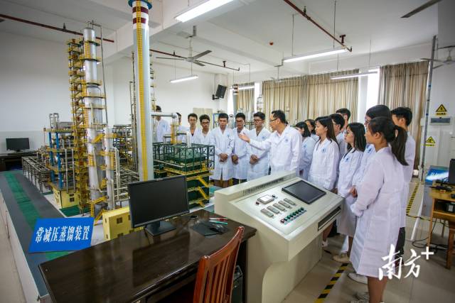 广东石油化工学院教授为学生讲解炼油常减压装置生产优化操作。