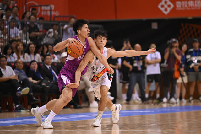 广东工业大学队球员邵炜昀（右）在决赛中防守对手。 图源：新华社