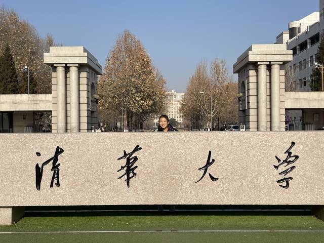 广州市玉岩中学2021届高三学生陈晓宜与清华大学校门前合影。