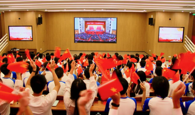 广工通组织师生过电视、网络、广播等多种形式收听收看党的二十大开幕会