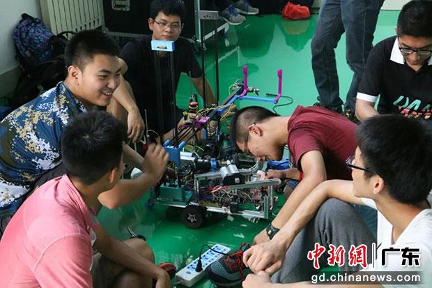 广东工业大学粤港机器人联合学院学生开展竞赛训练。广东工业大学供图