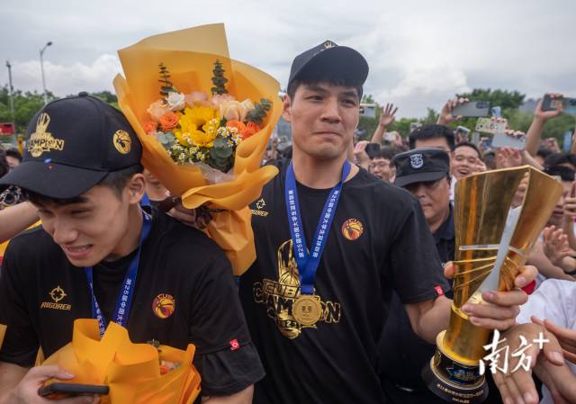 6月19日，广东工业大学的许多学生自发来到了学校门口迎接全国总冠军。